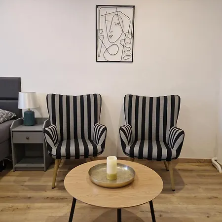 Cerna Ruze- 2 Apartman *